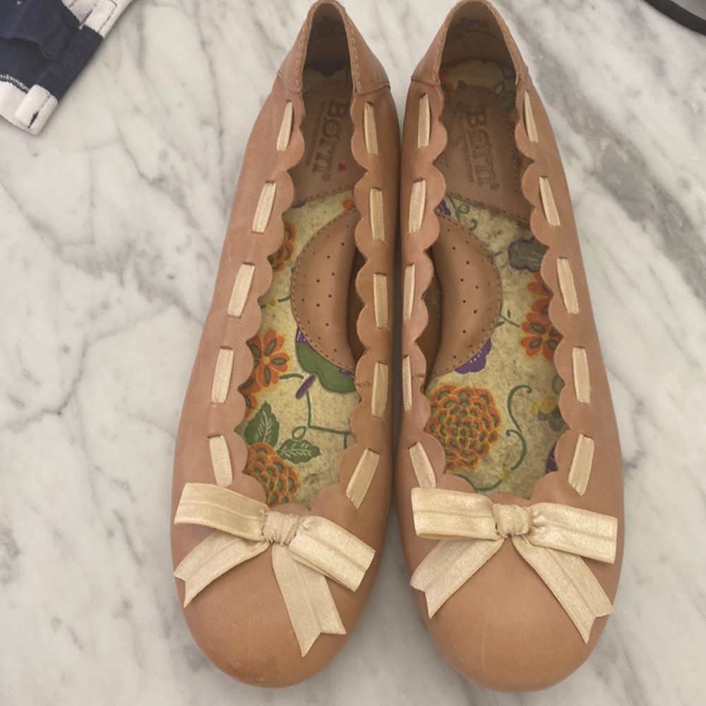 NWT Born ballet slipper shoe with hard sole and grosgrain ribbon detail. 8.5